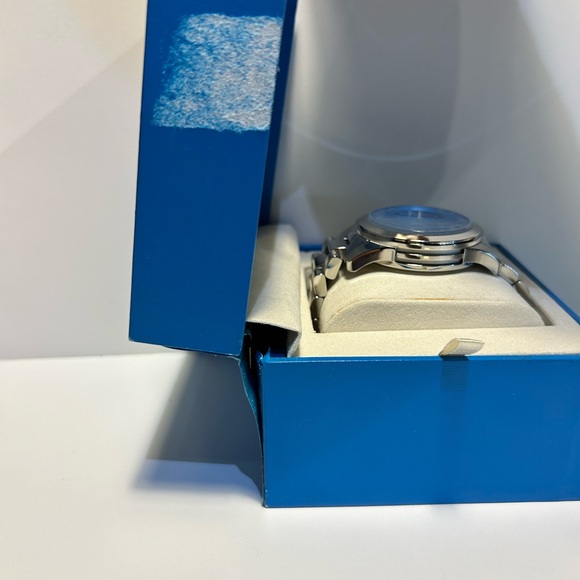 Michael Kors Watch Hunger Stop Oversized Runway Silver-Tone Watch - Picture 8 of 16